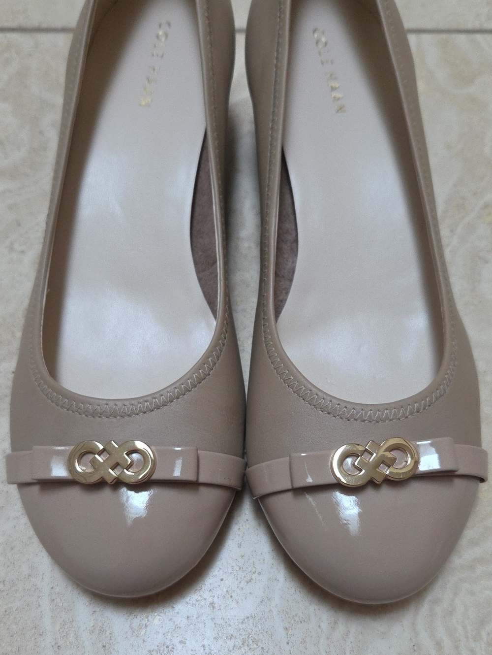 Cole Haan Elsie Logo Wedge Maple Sugar Taupe Nude Patent Toe Pump 7.5 EUC W00318